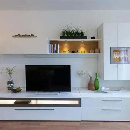 Lakeview Apartment *
