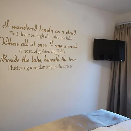 Lakeview Apartment *
